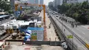 Pebalap saat melewati pembangunan MRT  pada ajang Tour de Jakarta di Bundaran Hotel Indonesia, Jakarta, Sabtu (30/7/2016). (Bola.com/Nicklas Hanoatubun)