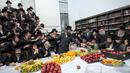 Orang-orang Yahudi Ultra-Ortodoks dari Zweil Hasidim membagikan buah-buahan saat mereka merayakan Hari Raya Tu Bishvat atau Tahun Baru Pohon di Yerusalem, 5 Februari 2023. Saat perayaan Tahun Baru Pohon, orang-orang Yahudi Ultra-Ortodoks berkumpul dengan para rabi mereka di sekitar meja panjang berisi piring-piring berisi beberapa jenis buah-buahan. (AP Photo/Ohad Zwigenberg)