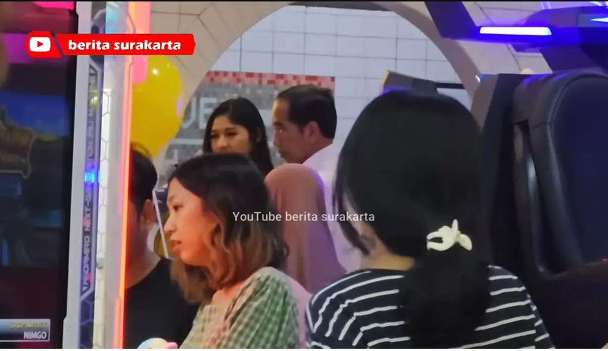 <p>Setelah menemani Jan Ethes dan La Lembah bermain, Kaesang dan istri tampak memisahkan dari rombongan. Tampak beberapa orang berbadan tegap mendampi anak presiden ini. [Youtube/berita surakarta]</p>