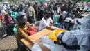 Wisatawan mengikuti rapid test di kawasan Gadog, Bogor, Jawa Barat, Kamis (29/10/2020. Pemkab Bogor mewajibkan wisatawan yang mengunjungi kawasan Puncak dan sekitarnya untuk mengikuti rapid test untuk mencegah penyebaran COVID-19. (merdeka.com/Arie Basuki)