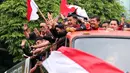 Pemain Timnas Indonesia U-22, Pratama Arhan saat mengikuti pawai yang bertajuk Kira87uara Kontingen SEA Games 2023 yang berlangsung dari Kemenpora hingga Stadion Utama Gelora Bung Karno (SUGBK), Senayan, Jakarta, Jumat (19/5/2023). Acara tersebut merupakan bentuk perayaan keberhasil kontingen Indonesia yang telah melampaui target medali emas di SEA Games 2023 dan kesuksesan Timnas Indonesia U-22 yang telah mengakhiri puasa gelar 32 tahun di SEA Games 2023. (Bola.com/Bagaskara Lazuardi)