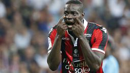 Salah satu bahasa isyarat yang dilakukan Mario Balotelli saat timnya menjamu Olympique de Marseille pada lanjutan Ligue 1 Prancis di "Allianz Riviera" stadium, Nice, (12/9/2016) dini hari WIB. Nice menang 3-2. (EPA/Sebastian Nogier)