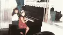 Ini adalah foto lawas masa kecil Valencia Tanoesoedibjo bareng Jessica Tanoesoedibjo adik ketiganya. Foto tersebut diunggah oleh Valencia saat adik tercinta itu resmi menikah dengan Jonathan Natakusuma. Berdarah Tionghoa – Indonesia, Valencia Tanoe dan Jessica Tanoe sudah cantik sedari kecil. Terpaut usia 1 tahun, kakak adik ini sudah dekat sejak kecil hingga kini telah sama-sama menikah. (Liputan6.com/IG/@valenciatanoe)