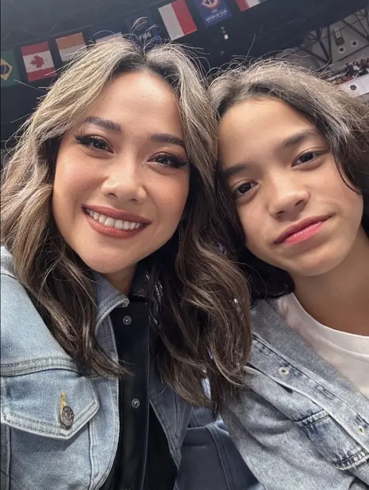 Bunga Citra Lestari tampil dengan jaket denim yang serasi dengan Putranya. Ia memadukannya dengan inner jaket hitam. [@bclinclair]