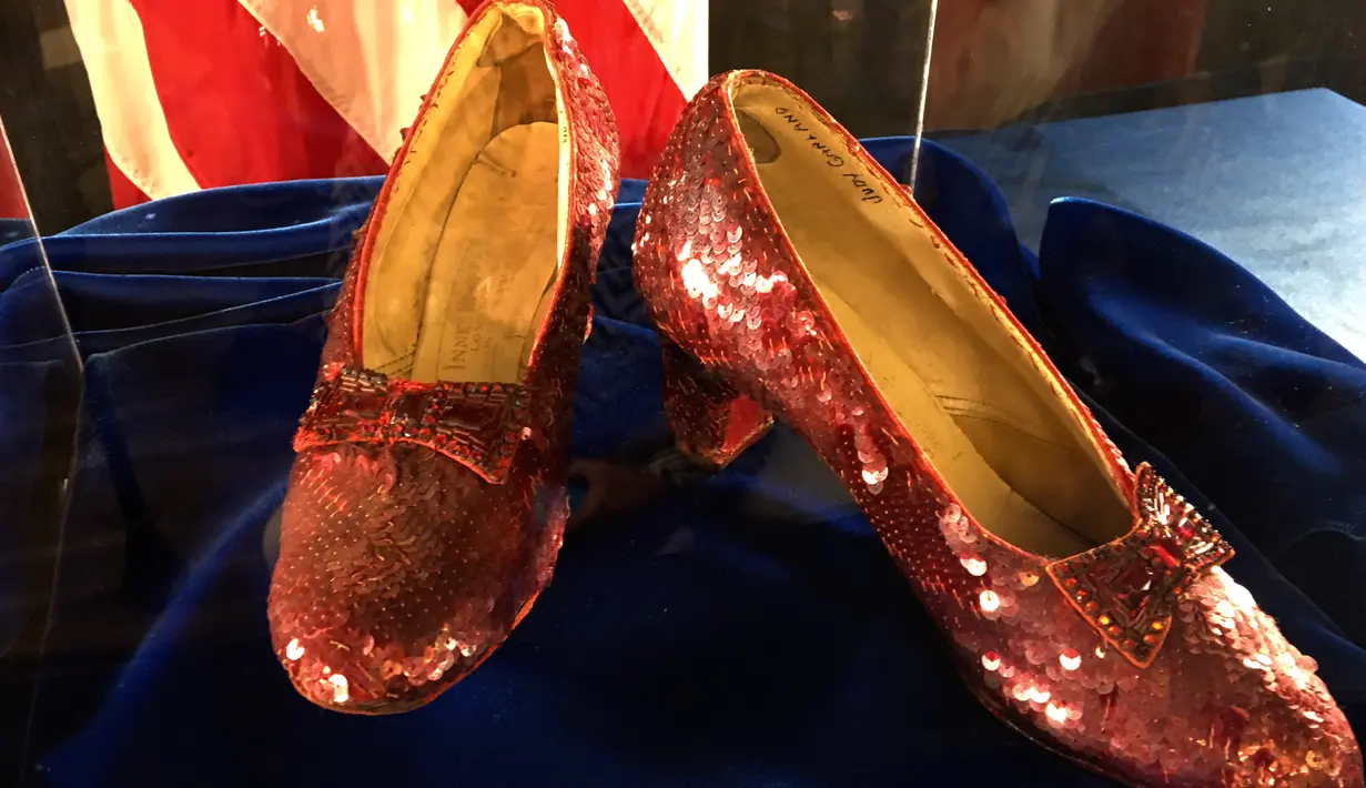 Sepasang sepatu ruby yang dikenakan aktris Judy Garland dalam "The Wizard of Oz" saat konferensi pers di Kantor FBI, Minnesota, Selasa (4/9). Sepatu ini menjadi memorabilia langka karena hanya terdapat 6 pasang (Richard Tsong-Taatarii/Star Tribune via AP)