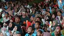 Suporter tim bulutangkis Indonesia terlihat tegang saat menyaksikan siaran langsung laga perempat final dan 16 besar bulutangkis Asian Games 2018 melalui layar lebar di kawasan kompleks GBK, Jakarta, Sabtu (25/8). (Liputan6.com/Helmi Fithriansyah)