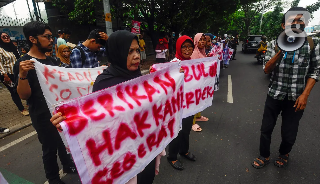 Pengerahan aparat keamanan lintas satuan kerja dengan jumlah besar disebut justru menimbulkan suasana ketakutan, khususnya kelompok perempuan, anak dan lansia. Selain juga menyebabkan aktivitas sosio-ekonomi warga sekitar menjadi terganggu. (merdeka.com/Arie Basuki)