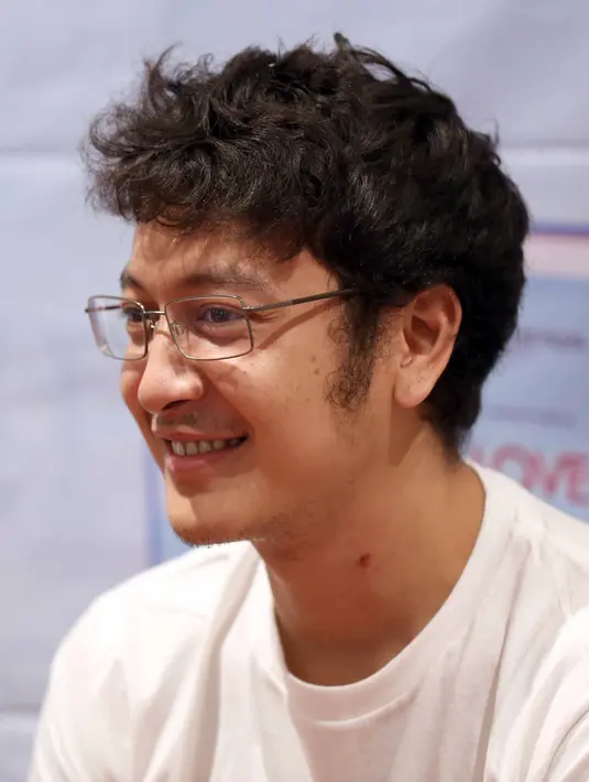 Rumah produksi Screenplay Films akan merilis London Love Story 2 pada Maret mendatang. Film itu masih dibintangi oleh Dimas Anggara, Michelle Ziudith dan Rizky Nazar. Dalam film lanjutan ini, Dimas tampil sedikit berbeda. (Nurwahyunan/Bintang.com)