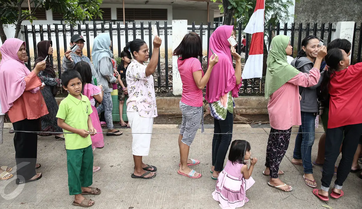 Antrean warga saat operasi pasar daging murah di Kantor Kecamatan Matraman, Jakarta, Senin (27/6). Pemprov DKI menjual daging ayam seharga Rp 10.000/kg dan sapi seharga Rp 50.000/Kg kepada pemegang KJP Sekolah Dasar (SD). (Liputan6.com/Faizal Fanani)