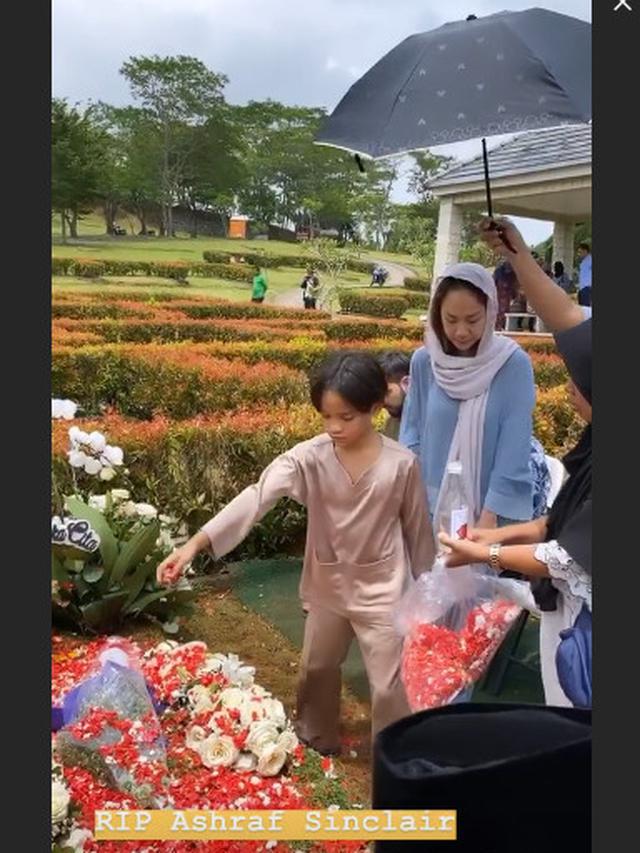 6 Momen Haru Bunga Citra Lestari Kembali Ziarah ke Pusara Ashraf Sinclair