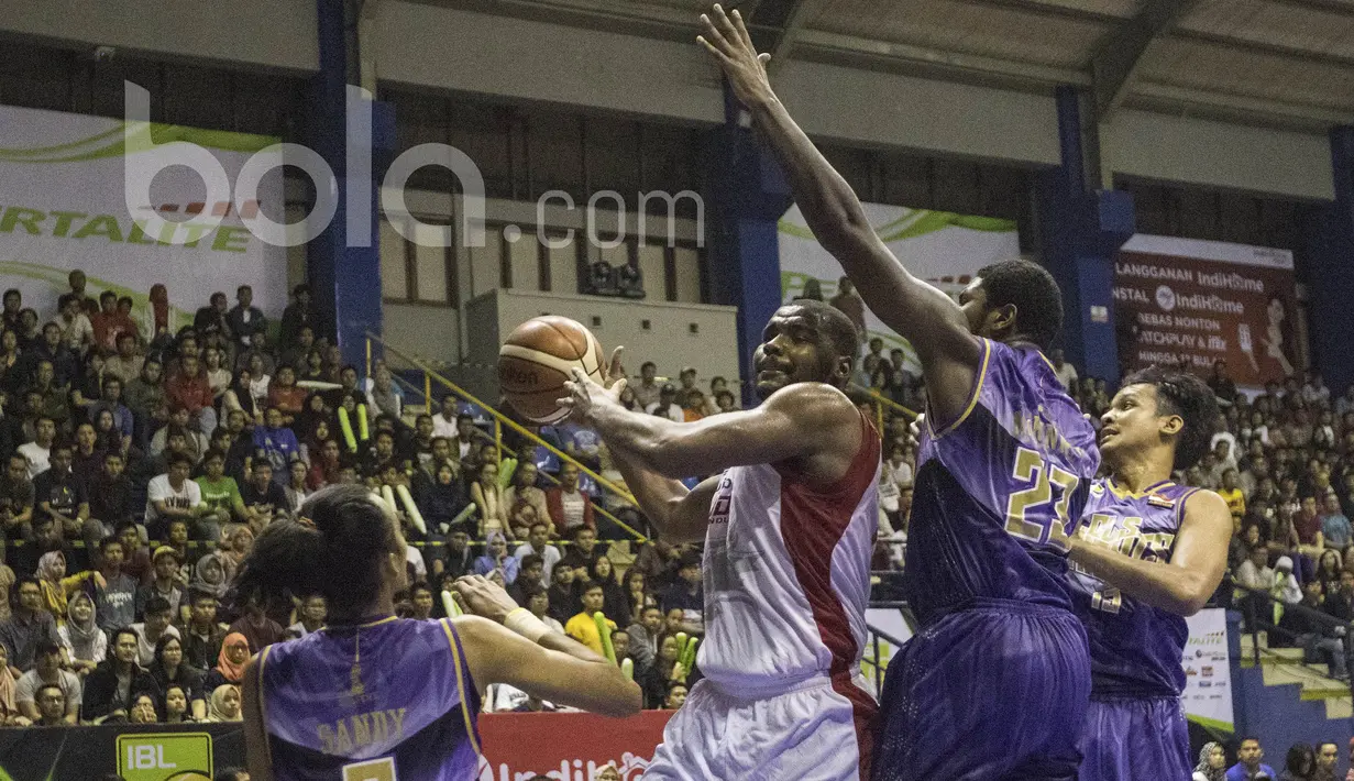 Pebasket Garuda Bandung, Chris Ware, berusaha memasukan bola saat melawan CLS Knights pada laga IBL Regular Season 2017 di C-tra Arena Bandung, Jawa Barat, Minggu (26/2/2017). Garuda kalah 54-57 atas CLS. (Bola.com/Vitalis Yogi Trisna)