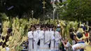 Di hari Minggu Palma, umat Katolik merenungkan jalan pengorbanan Yesus. (Ted ALJIBE/AFP)
