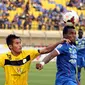 Pemain belakang Barito Putera, Guntur Ariyadi (kiri), mencoba menahan Djibril Coulibaly (Persib) dalam laga lanjutan ISL di Stadion Si Jalak Harupat, (10/6/2014). (Liputan6.com/Helmi Fithriansyah)