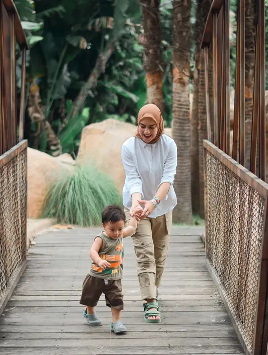 Celana kargo yang versatile jadi andalan Irish Bella untuk gaya hariannya. (Foto: Instagram_irishbella_)