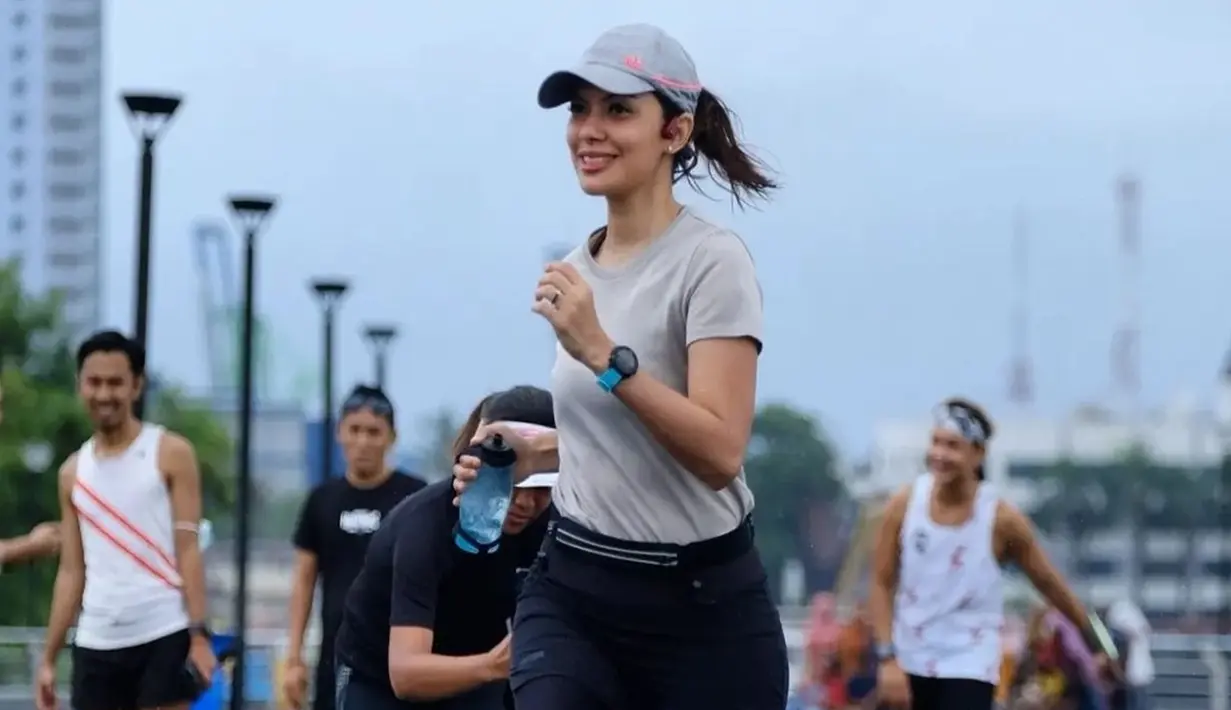 <p>Jurnalis berketurunan India, Bugis dan Arab terlihat sumringah saat jogging. Raut wajah senang terlihat jelas dari Najwa Shihab. Najwa benar-benar healing dengan berlari. Wajar saja jika ia terlihat sangat senang bisa jogging untuk menjaga tubuh tetap fit. (Liputan6.com/IG/@najwashihab)</p>
