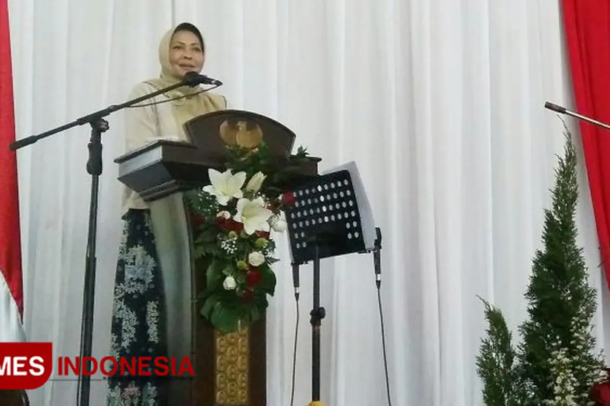 Wali Kota Batu, Dewanti Rumpoko menyampaikan sambutan pada perayaan Natal ASN Pemkot Batu, Selasa (30/1/2018) di Graha Pancasila Balai Kota Among Tani. (FOTO: Ferry/TIMES Indonesia)