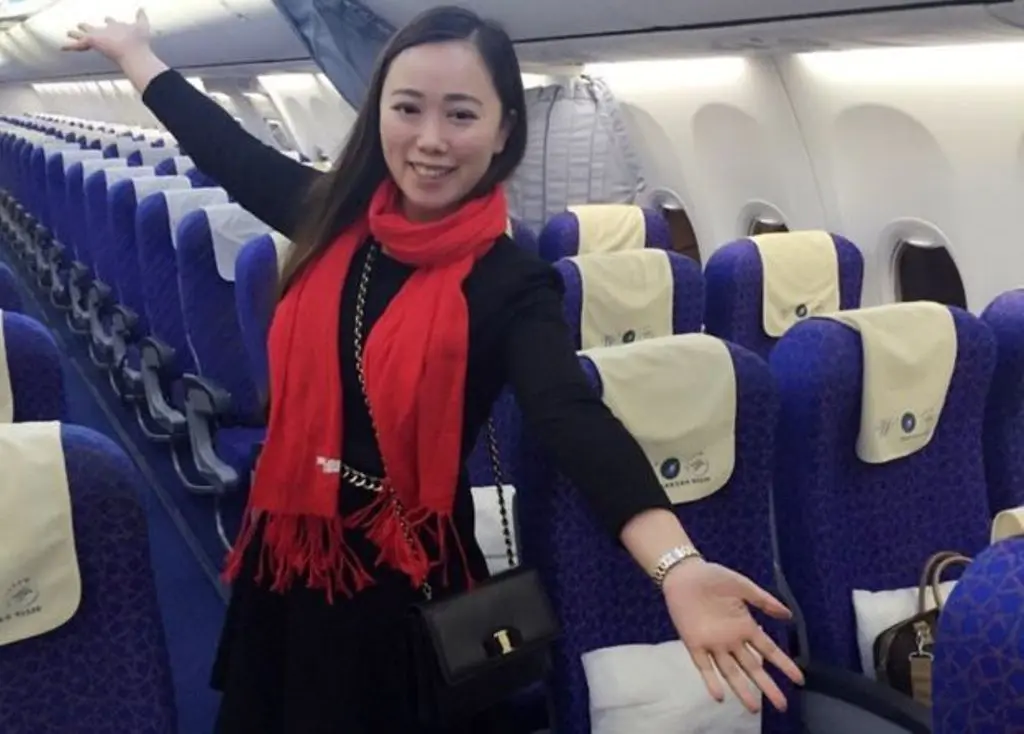 Banyak ruang untuk kakinya, ada layanan pribadi dan tidak ada bayi menangis atau sesama penumpang iseng dalam penerbangan ke China.