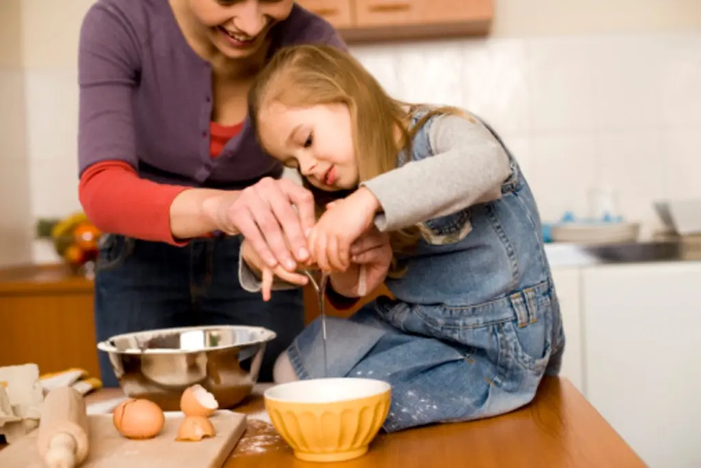 Memasak bersama. (Sumber Foto: dvo.com)