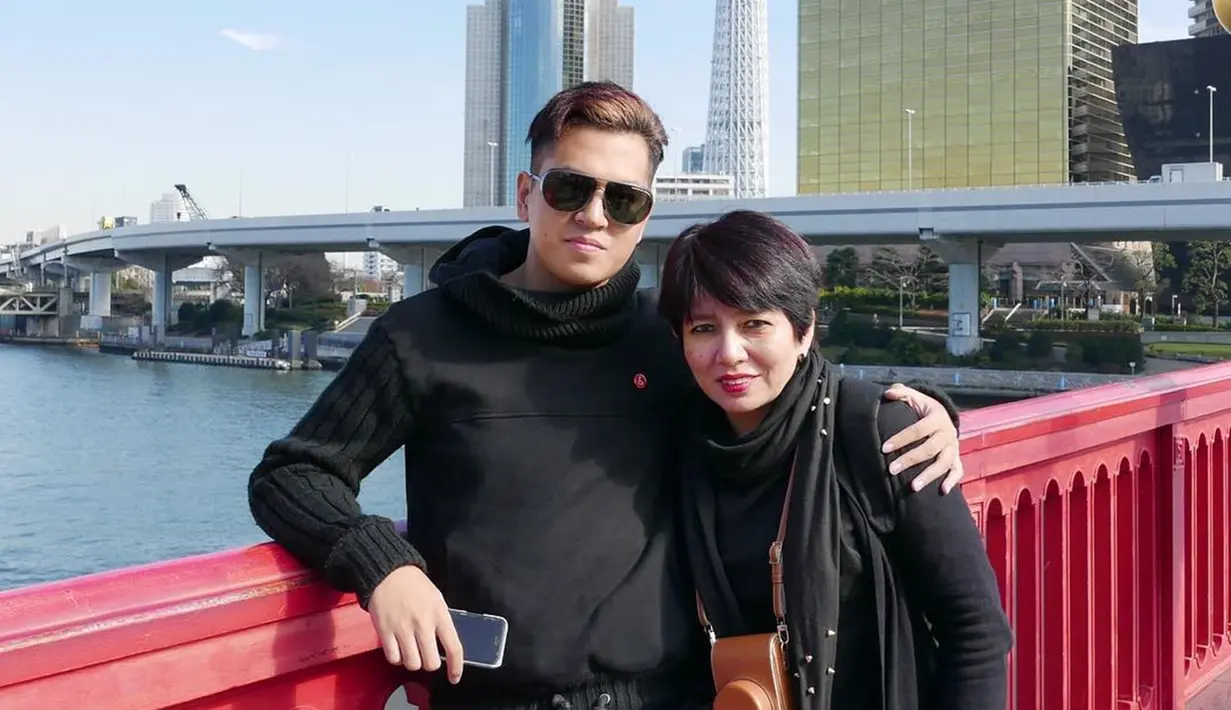 Setelah ayahnya meninggal dunia, hanya sang mama yang menjadi panutan dalam hidup Kevin Julio. Baginya, mama adalah sosok yang kuat, selalu mendukungnya. (Liputan6.com/IG/kevinjulio1993)