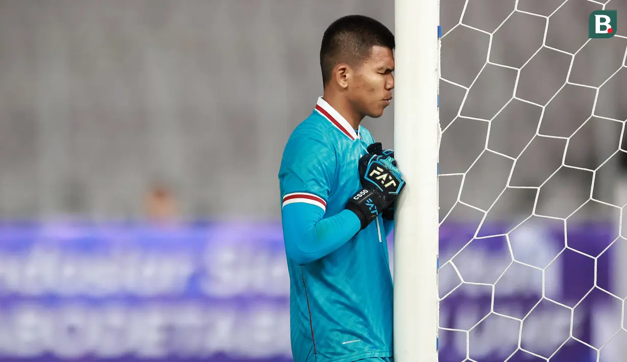 <p>Ekspresi penjaga gawang Timnas Indonesia U-20, Cahya Supriadi pada laga International Friendly Match U-20 melawan Selandia Baru di Stadion Utama Gelora Bung Karno (SUGBK), Jakarta, Minggu (19/02/2023). (Bola.com/Ikhwan Yanuar)</p>