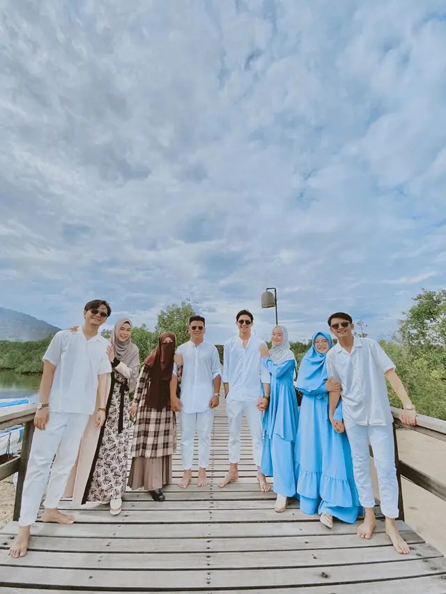 7 Potret Kebersamaan Personel Adam Musik dengan Istri, Kompak Banget