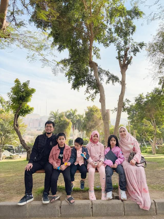Kompak Berbusana Warna Pink, 5 Potret Oki Setiana Dewi Ajak Anak-Anak Main di Taman Kota Kairo  (credit: instagram/okisetianadewi).