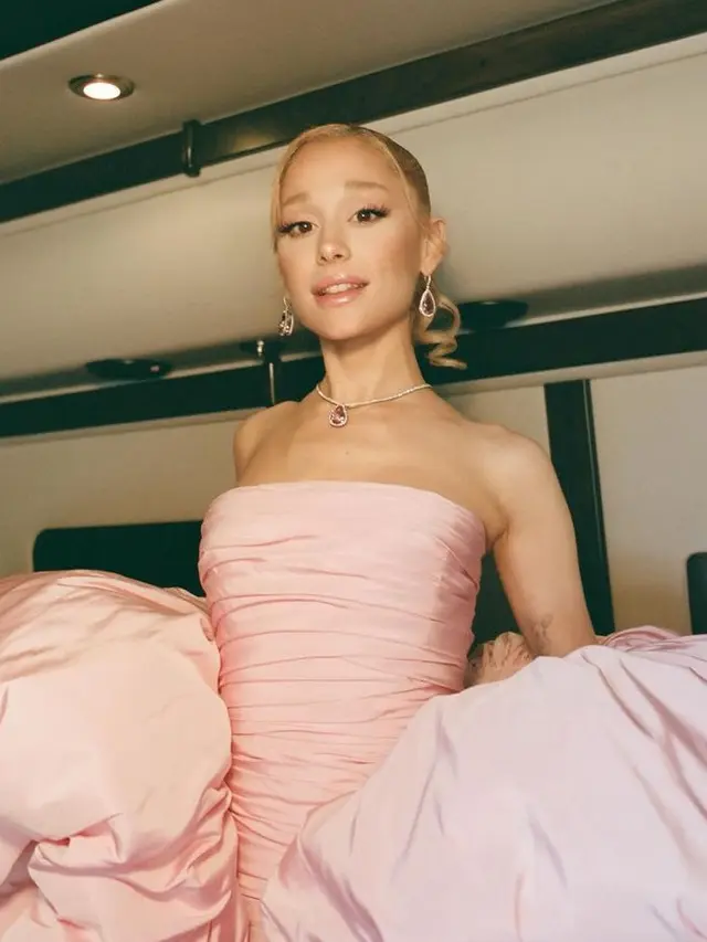 Ariana Grande Dibalut Gaun Mekar saat Red Carpet Piala Oscar 2024. [@arianagrande]