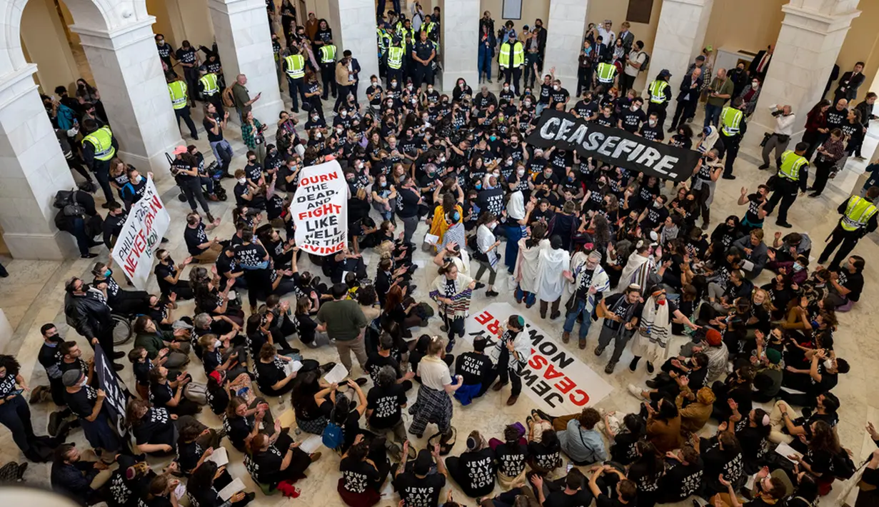Para pengunjuk rasa meneriakkan dan memegang spanduk selama protes di dalam Cannon House Office Building, Capitol, Washington, Amerika Serikat, Rabu (18/10/2023). Massa menyerukan gencatan senjata dalam perang yang sedang berlangsung antara Israel dan Hamas. (AP Photo/Amanda Andrade-Rhoades)