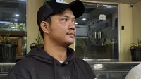 Imrony kakak Farhan mendatangi Polda Metro Jaya. (Liputan6.com/Ady Anugrahadi)