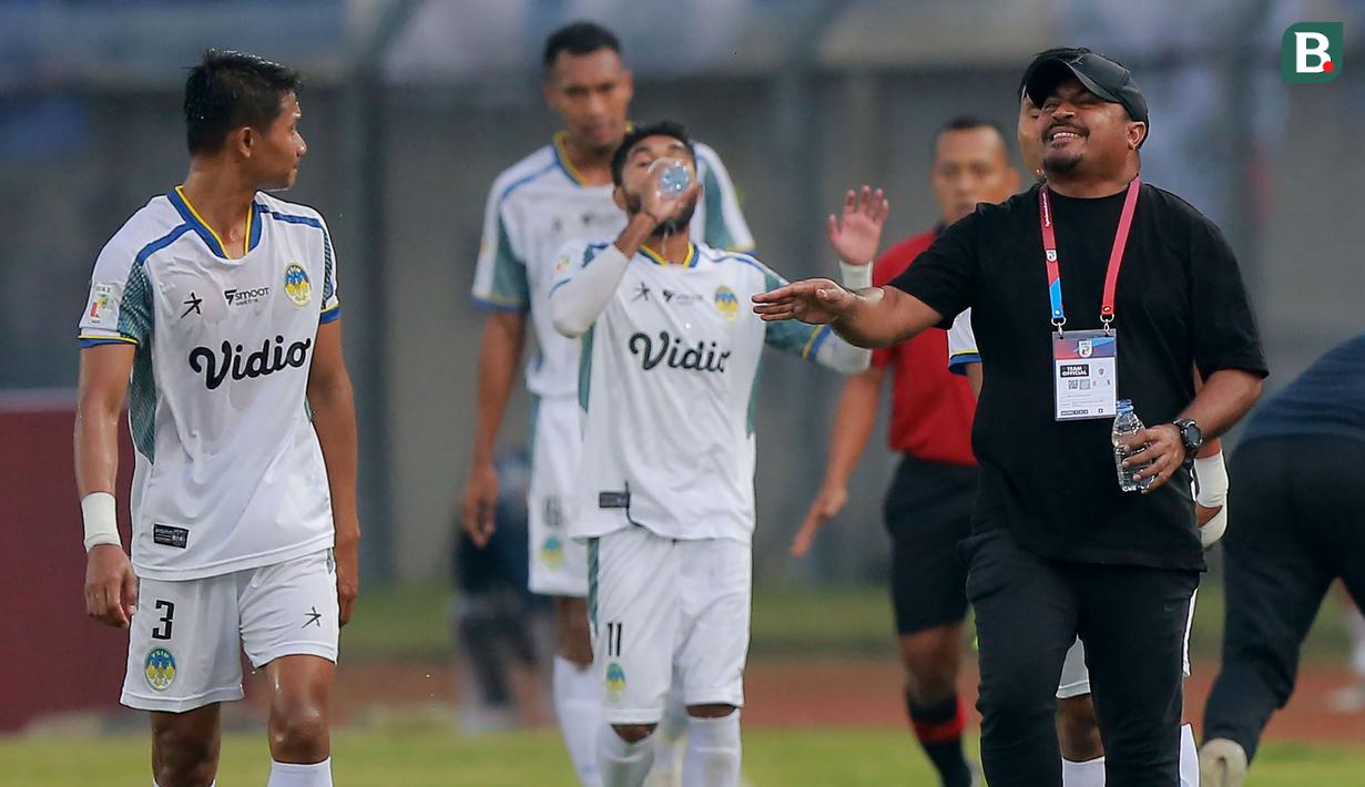 Pelatih PSIM Yogyakarta, Imran Nahumarury (kanan) saat melawan Persikab Bandung pada laga pertama Grup Tengah Liga 2 2022/2023 di Stadion Si Jalak Harupat, Bandung, Minggu (28/8/2022). (Bola.com/M Iqbal Ichsan)
