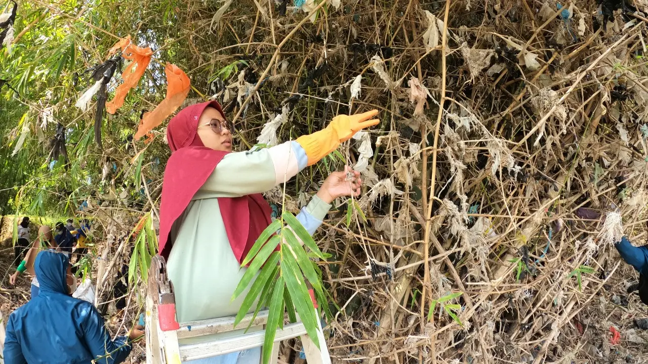 Sampah plastik di kali Porong Sidoarjo. (Dian Kurniawan/Liputan6.com)