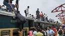 Berkumpul dengan keluarga dan makan bersama meruapakan tradisi turun temurun Idul Adha di negara ini. (MUNIR UZ ZAMAN / AFP)