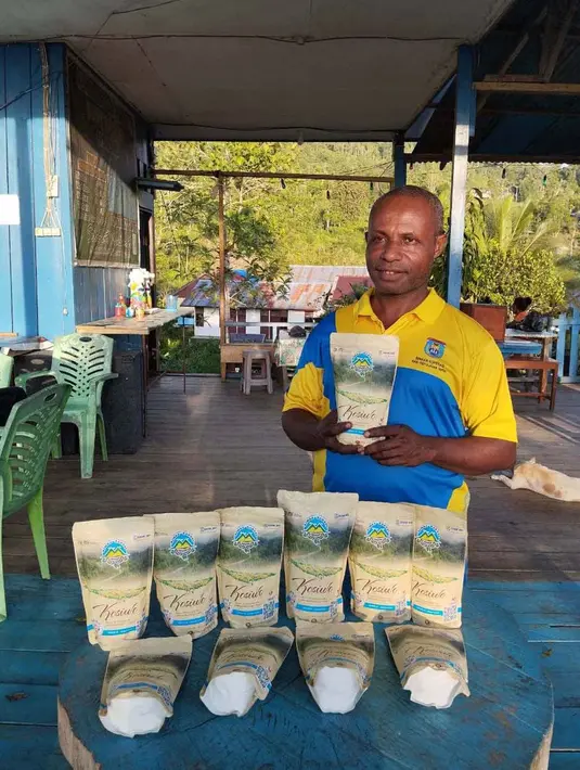 Kelompok Usaha Rimba Kakupi Ambaidiru juga mendapatkan pembinaan, khususnya untuk para petani. Adapun pembinaan tersebut mencangkup cara merawat pohon kopi, memanennya, dan mengolahnya menjadi sebuah produk yang bisa dipasarkan. (Foto: Dok BRI)