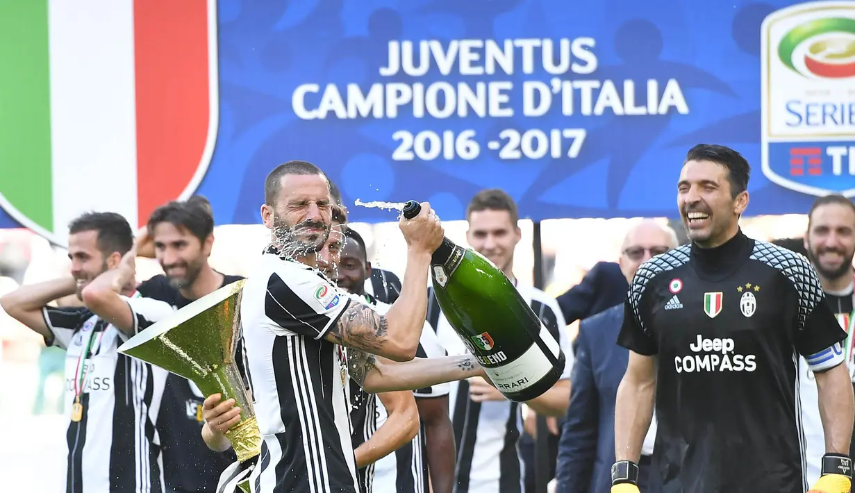 Bek Juventus, Leonardo Bonucci, bersama rekan-rekannya merayakan gelar Scudetto yang ke-33 usai mengalahkan Crotone pada laga Serie A di Stadion Juventus, Turin, Minggu (21/5/2017). (EPA/Alessandro Di Marco)