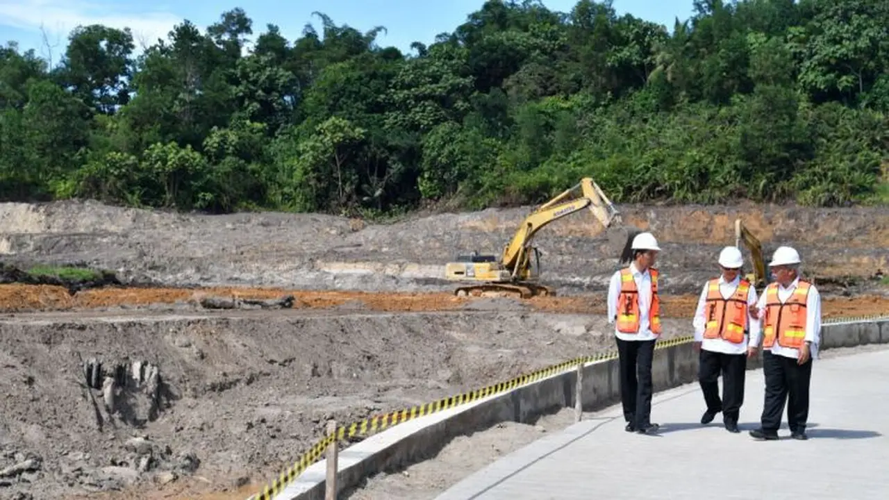 Presiden Joko Widodo (Jokowi) meninjau proyek pembangunan Embung Rawasari di Kota Tarakan. Jumat (6/10/2017).  (Foto Biro Pers Sekretariat Presiden)