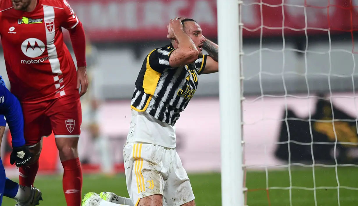Juventus menggeser Inter Milan berkat keunggulan satu angka. Namun Inter baru akan bertanding Senin nanti melawan Napoli. Adapun Monza terpuruk di posisi sembilan karena baru mendapatkan total 18 angka. (Claudio Grassi/LaPresse via AP)