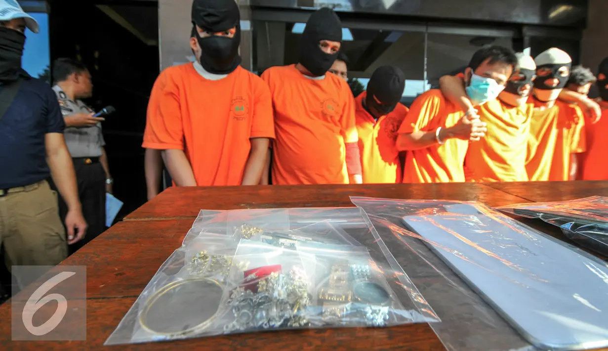Barang bukti perampokan dan begal yang diamankan petugas Polres Jaksel, Jumat (10/6). Polres Jaksel berhasil meringkus 11 pelaku kejahatan diantaranya perampokan, Begal dan pencurian ATM dengan modus ganjal kartu. (Liputan6.com/Yoppy Renato)