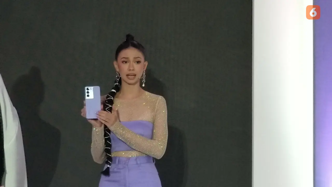 Brand Ambassador Vivo Yuki Kato memamerkan smartphone terbaru Vivo Y100 5G