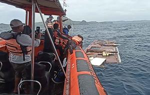 Dalam foto yang dirilis oleh Badan Nasional Pencarian dan Penyelamatan Indonesia (BASARNAS) pada Sabtu, 27 Desember 2025, memperlihatkan tim penyelamat memeriksa puing-puing yang diyakini sebagai bagian dari kapal wisata yang tenggelam, di dekat Pulau Padar, Taman Nasional Komodo, Indonesia. Tim pencari dan penyelamat gabungan terus melanjutkan pencarian korban kapal wisata Kapal Motor (KM) Putri Sakinah yang tenggelam di perairan Pulau Padar, Labuan Bajo pada Sabtu (27/12/2025). (BASARNAS via AP)