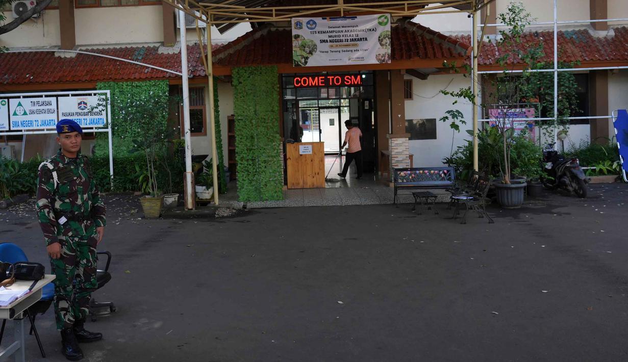 Gerbang sekolah ditutup untuk umum, dan akses masuk dibatasi serta didata ketat oleh petugas. Penjagaan akan terus dilakukan hingga proses penyelidikan selesai dan situasi dinyatakan aman sepenuhnya oleh pihak berwenang. Tampak dalam foto, personel militer berjaga di sebuah sekolah setelah ledakan di Jakarta, Indonesia, pada Minggu, 9 November 2025. (AP Photo/Achmad Ibrahim)