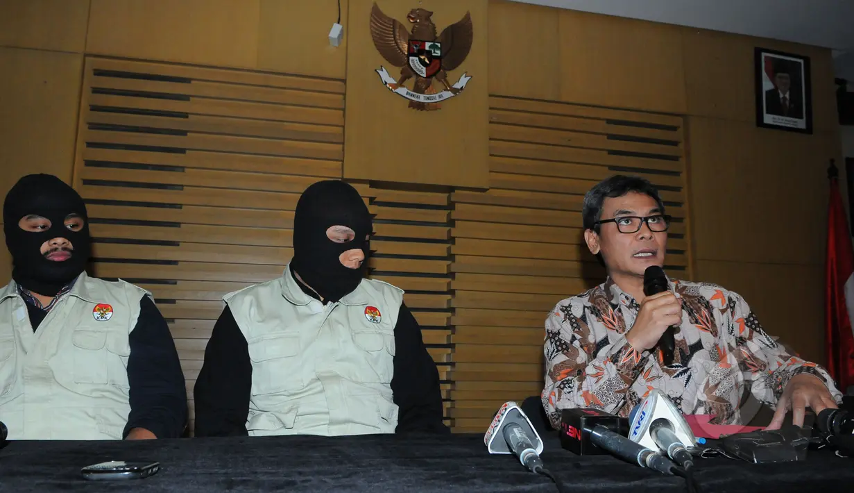 Plt Wakil Ketua KPK Johan Budi SP (kanan) bersama penyidik KPK memperlihatkan barang bukti uang suap hasil operasi tangkap tangan (OTT), Jakarta, Jumat (10/4/2015). (Liputan6.com/Herman Zakharia) 