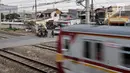 Sejumlah kendaraan melintasi perlintasan kereta api Nomor 52 di Pisangan Lama, Jakarta, Kamis (11/4). Pintu perlintasan ini dan JPL 66 di Jalan Stasiun Cakung akan ditutup permanen saat diberlakukannya Double Double Track (DDT) lintas Manggarai-Cikarang. (merdeka.com/Iqbal S. Nugroho)