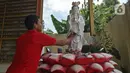 Pekerja membersihkan patung di Vihara Buddha Dharma dan 8 Pho Sat, Desa Tonjong, Tajurhalang, Bogor, Selasa (25/5/2021). Vihara itu mulai dihias dan dibersihkan untuk memberi kenyamanan bagi umat Budha yang akan beribadah saat peringatan Hari Raya Waisak. (Liputan6.com/Herman Zakharia)