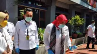 Kepala Balai Besar Pengawas Obat dan Makanan (BPOM)Bandung, Hardaningsih memperlihatkan sejumlah produk ilegal yang akan dimusnahkan di kantor BPOM, Kota Bandung, Selasa (2/12/2020). (Foto: Liputan6.com/Dikdik Ripaldi)