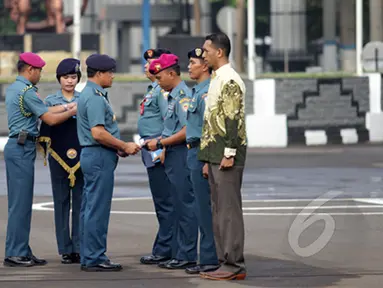 Kepala Staf Angkatan Laut (KSAL) Laksamana TNI Ade Supandi S.E memberikan penghargaan kepada personil KNKT, MGS Geosurvey, MV Crest Onyx dan KN Jadayat di Markas Komando Armada Barat TNI AL, Jakarta, Selasa (24/2/2015). (Liputan6.com/Faizal Fanani)
