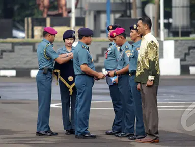 Kepala Staf Angkatan Laut (KSAL) Laksamana TNI Ade Supandi S.E memberikan penghargaan kepada personil KNKT, MGS Geosurvey, MV Crest Onyx dan KN Jadayat di Markas Komando Armada Barat TNI AL, Jakarta, Selasa (24/2/2015). (Liputan6.com/Faizal Fanani)