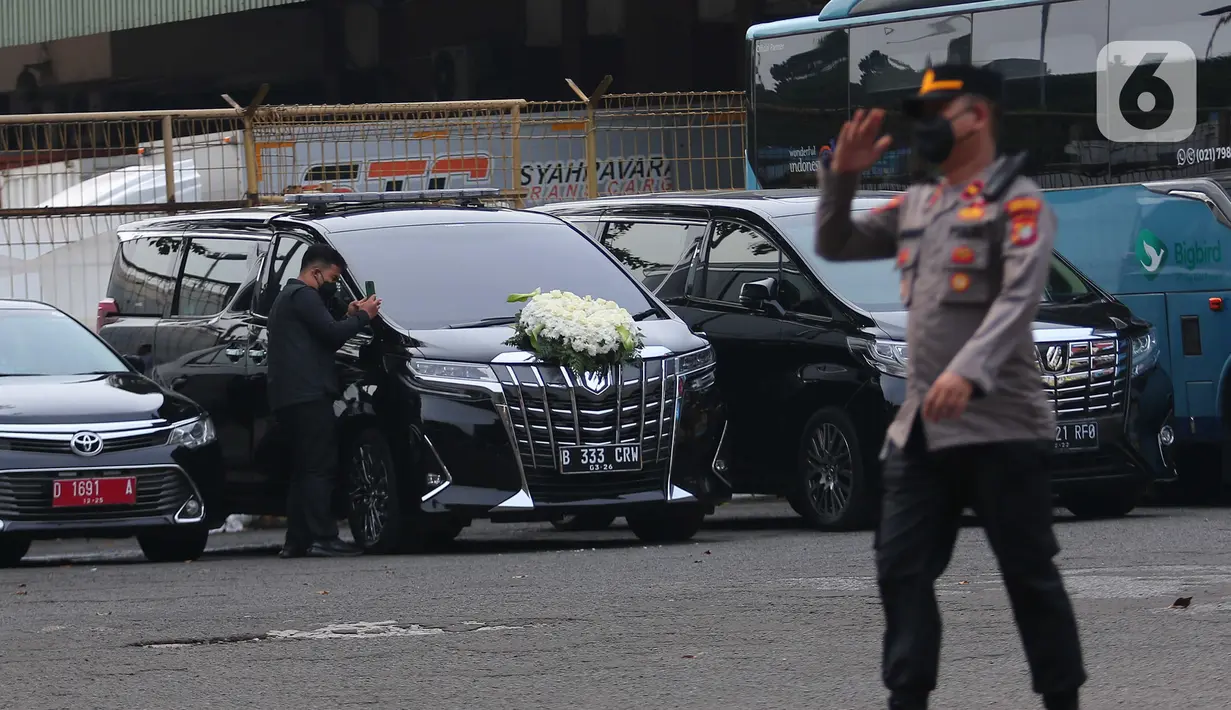 Suasana kargo jenazah saat menunggu kedatangan  Jenazah anak dari Gubernur Jawa Barat (Jabar) Ridwan Kamil, Emmeril Khan Mumtadz atau Eril di Bandara Soekarno Hatta, Tangerang, Minggu (12/6/2022. Jenazah Eril dijadwalkan tiba di Bandara Soekarno-Hatta (Soetta) hari ini. 95. (Liputan6.com/Angga Yuniar)