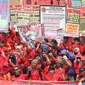Peserta aksi hari buruh internasional atau May Day mulai berdatangan ke Bundaran Hotel Indonesia (HI), Jakarta, Senin (1/5). Massa buruh dari berbagai daerah itu akan menyuarakan tuntutan di depan Istana Presiden. (Liputan6.com/Angga Yuniar)