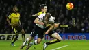  Pemain Tottenham, Harry Kane  berebut bola dengan pemain Watford, Craig Cathcart (kanan) pada lanjutan Liga Premier Inggris di Stadion Vacarage Road, Inggris, Selasa (29/12/2015) dini hari WIB. Spurs menang 2-1. (Reuters/Eddie Keogh)