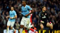 Gelandang Manchester City Fernandinho merayakan gol ke gawang Arsenal pada laga Premier League, 14 Desember 2013. (AFP/Paul Ellis)